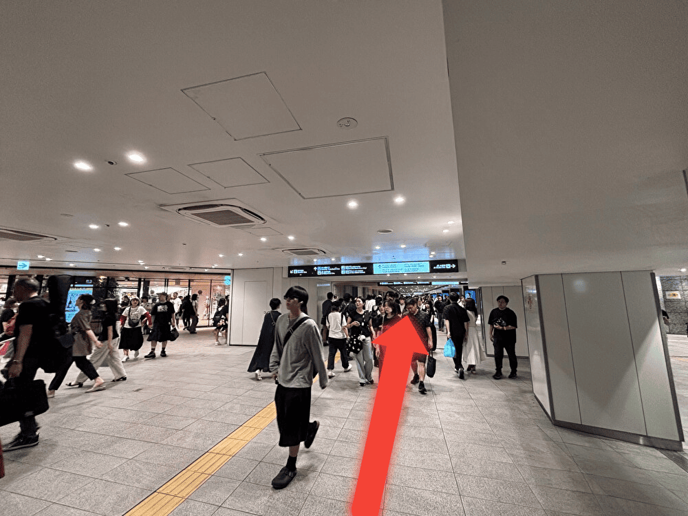 阪神百貨店入口右側の通路を直進し、天井の「ディアモール」案内看板に沿って進んでください。